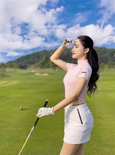 nàng Á hậu nọ mặc váy ngắn cũn lên sân golf ai dè bị netizen hỏi nhỏ tìm điểm nương tựa sao