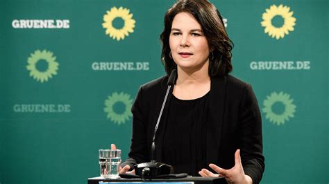 Annalena baerbock ist stinksauer auf die deutsche bahn. Kanzlerkandidatur der Grünen: Annalena Baerbock im Porträt ...