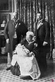 La Reina Victoria con su hijo Eduardo VII, su nieto Jorge V y su ...
