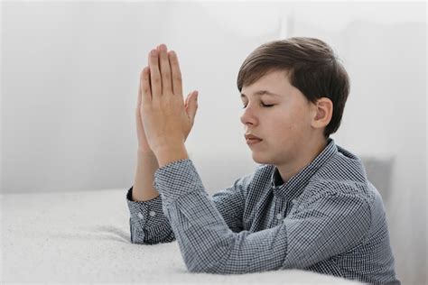 86000 Boy Praying Pictures
