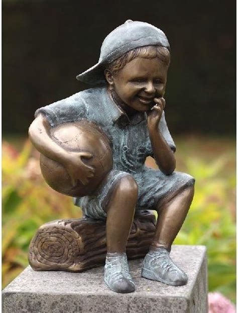 Statue De Jardin Statue En Bronze Garçon Au Football Bronzartes
