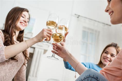 Drei Schönheiten Die Mit Gläsern Wein Im Swimmingpool An Der Sommerzeit Zujubeln Stockfoto