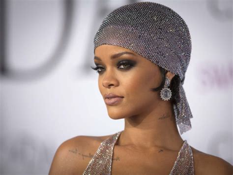 Rihanna Wins Fashion Icon Award At Annual Fashion Event Hollywood