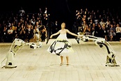 Alexander McQueen: Los 20 desfiles más icónicos de su carrera | Vogue ...
