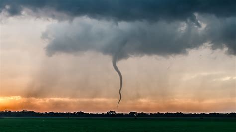 A tornado is a violently rotating column of air that is in contact with both the surface of the earth and a cumulonimbus cloud or, in rare cases, the base of a cumulus cloud. El Callejón del Tornado de Gary - Tormentas Eléctricas y ...