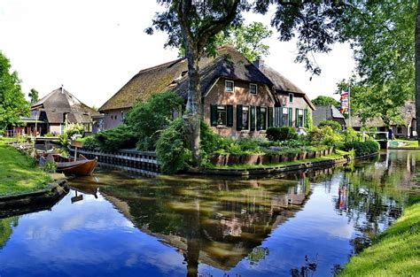 Next time you want to let your kids burn some energy off take them. Zdjęcia: Giethoorn, Overijssel, Dom w Giethoorn, HOLANDIA