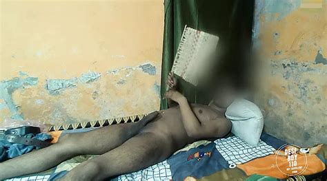 niño indio desnudo descansando en su habitación en verano xhamster