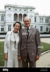Bundespräsident Karl Carstens und seine Frau Veronica vor der Villa ...