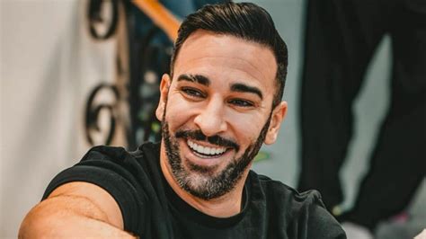 Adil Rami après Pamela Anderson une célèbre chanteuse ne le laisse pas indifférent