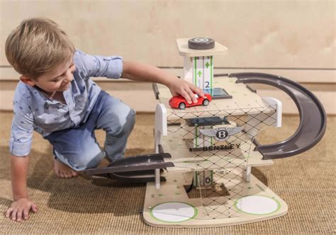 Kerana garaj ini menduduki kedudukan yang menonjol di depan rumah, arkitek memberikannya banyak otot visual. Bentley Hasilkan Mainan Garaj Kayu dan Kereta Mainan untuk ...