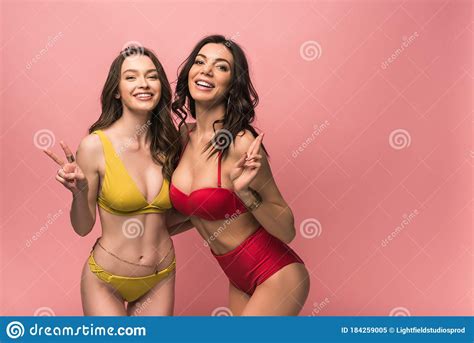 Hübsche Mädchen Im Bikini Der Die Friedenszeichen Isoliert Auf Rosa Zeigt Stockbild Bild Von