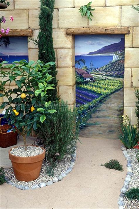 Learn how to paint a mural in acrylics! MURAL ON GARDEN WALL