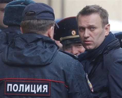 Алексея навального приговорили к 2 годам и 8 месяцам колонии. Навальный будет отбывать срок 3,5 года в колонии общего ...