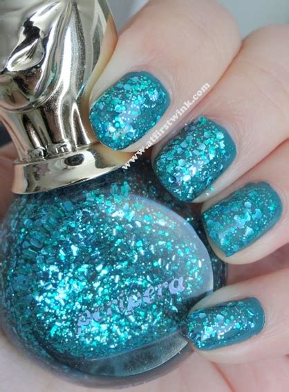 Paillettes per decorazioni nail art. Tony Moly nail polish TR05 + Peripera nail polish P041 = sparkly green nails