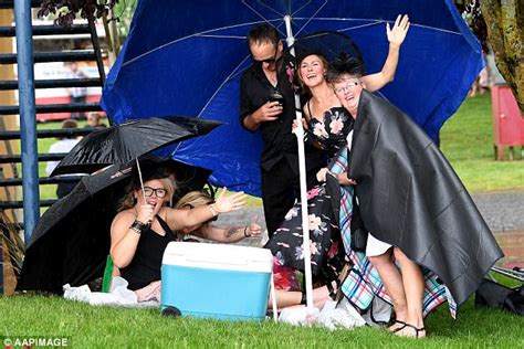 Ballarat Cup Racegoers Bring Glamour To Spring Carnival Daily Mail Online