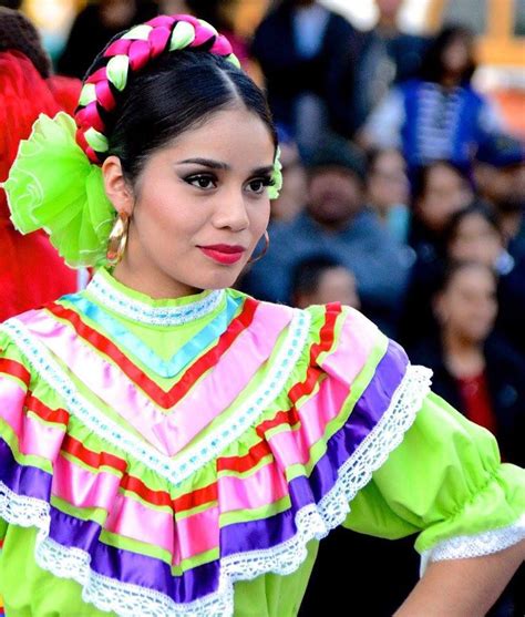 Beautiful Mexican Dancer At Olvera Street Los Angeles Vestidos De
