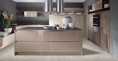 Beispiele fur kuche ohne griffe kuchen design haus kuchen. moderne küche kochinsel holz optik beige hochglanz fronten ...