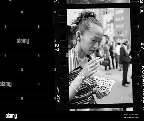 Jeune Fille Japonaise Fumant Une Cigarette Absente Desprit Ou Dans Un état De Rêve Dans La Rue