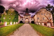 Pałac i folwark w Galinach wybudowany w 1589 w stylu renesansowym dla ...