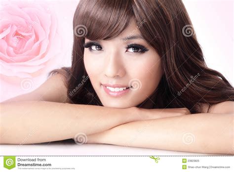 fim da face do sorriso da menina acima com fundo cor de rosa da cor de rosa imagem de stock