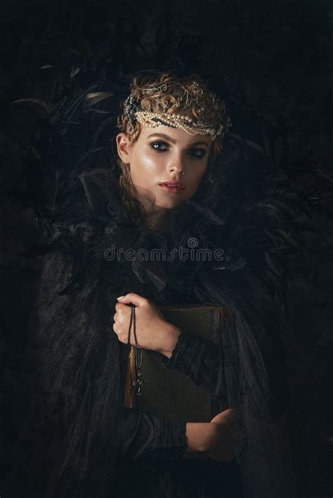 黑暗的女王 王后在黑幻想服装的在黑暗的哥特式背景 高档时尚与黑暗的构成的秀丽模型 库存图片 图片 包括有 魅力 构成 101685911