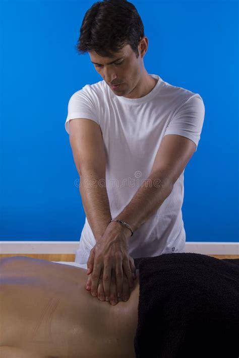 masseur professionnel faisant le massage sur le corps de femme dans le salo de station thermale