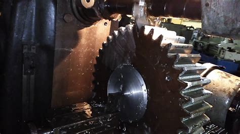 Heavy Spur Gear Cutting On Manual Milling Machine Youtube
