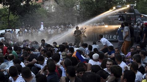 Police Blast Protesters With Water Cannons In Armenias Capital Over 200 Arrests Video — Rt