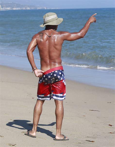 Cuba Gooding Jr Enjoys Labor Day On The Beach 187099