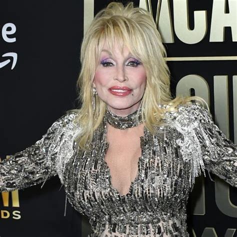 Dolly Parton raconte comment elle a été écrasée par la mort de son