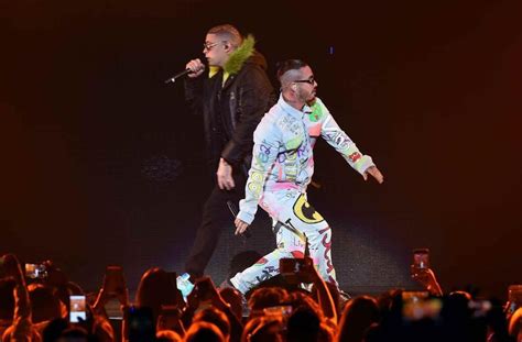 J Balvin Y Bad Bunny Navegan En Un Bote Por Las Calles De San Juan En