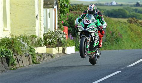 Isle Of Man Tt Hickman Does 130 Mph Lap On Day Two Of Qualifying