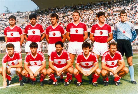 Milli takım kaptanı olmaya devam edecek. Ümit Milli Takım 1988 | Takım fotoğrafları, Futbol, Futbolcular