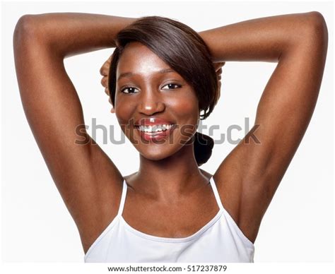 美しいアフリカ系アメリカ人の女性。黒い美人。armpitは気にしています。脇毛、抜毛、完璧な皮膚。写真素材517237879