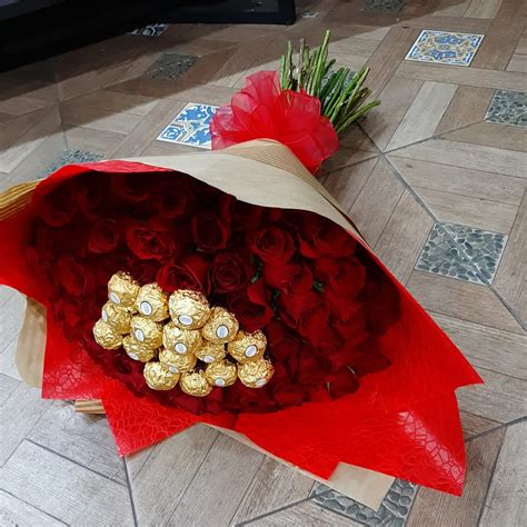 Ramo De 75 Rosas Rojas Y Chocolates Ferrero Chu04 Flora Envia