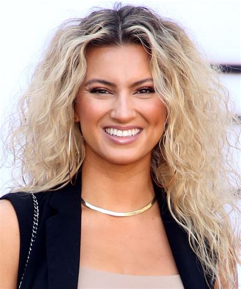 Tori Kelly S Best Hairstyles And Haircuts Celebrities