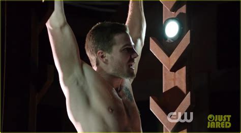 Photo Stephen Amell Ridiculously Ripped Abs In Shirtless Arrow Stills