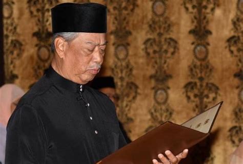 Ketua sidang ke 4 ecafe (economic commision for asia and the far east) dan ketua pertemuan regional ke 11 panitia konsultatif colombo plan (1957). Tan Sri Muhyiddin Yassin Angkat Sumpah Perdana Menteri ke-8