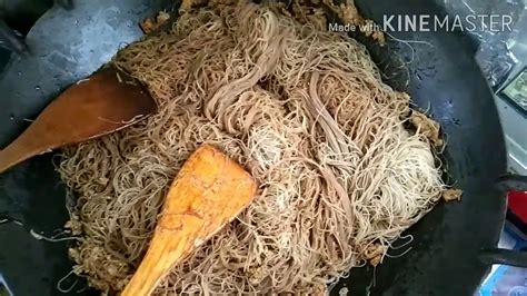 It made from thinly sliced cassava deep fried in ample of coconut oil until crispy. Bihun goreng Cara gano - YouTube