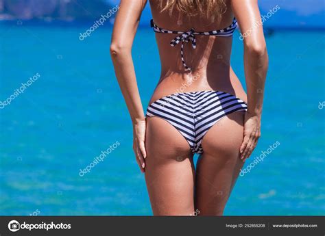 Mulher de biquíni na praia Fotografias de Stock yellow2j 252855208
