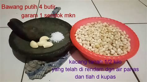 Mungkin bagi sebagian orang hal itu terbilang tidak mungkin, mengingat bau bawang tersebut yang sangat menyengat. Cara membuat kacang goreng bawang putih untuk dagang - YouTube