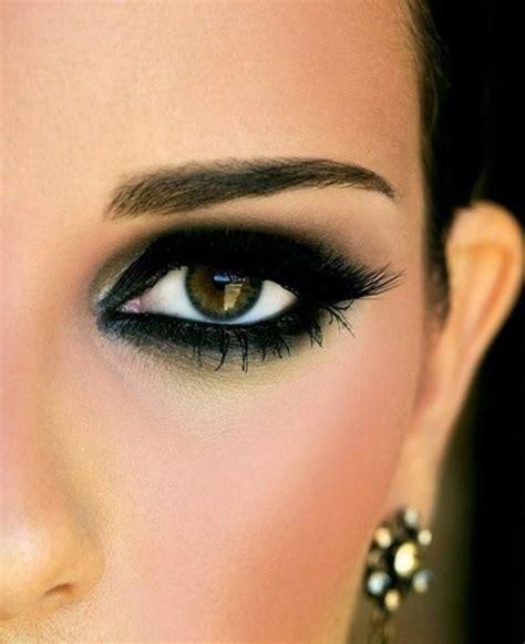 Eyeliner or eye shadow?there is a certain level of creativity you can apply to makeup, meaning there are no hard and fast rules that designate when to use your products.(side note: How to Apply Smokey Eyeshadow Step by Step