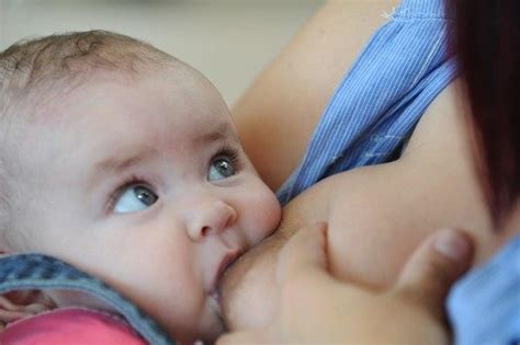 Health professionals recommend that breastfeeding begin within the first hour of a baby's life and continue as often and as much as the baby wants. UCR: La lactancia materna tiene múltiples beneficios para ...