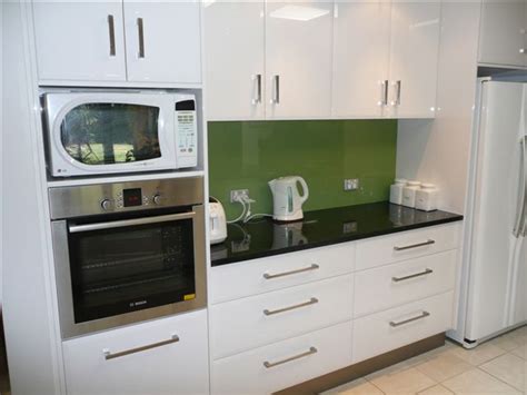 glass splashback bring  kitchen alive