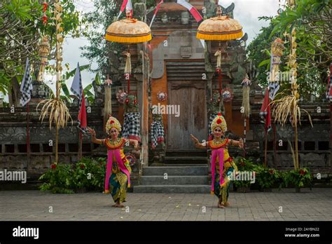 Des Femmes Danseuses Pendant La Danse Barong Et Kris Qui Raconte Une