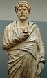 Statua raffigurante l'imperatore Adriano, in veste greca, mentre offre ...