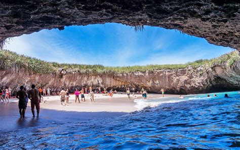 Auch die ostküste mexikos zeigt traumstrände. There's a Beach in Mexico Completely Hidden Inside a Cave ...