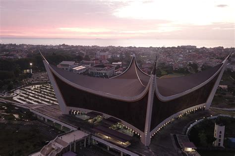 Foto Mengagumi Kemegahan Masjid Raya Sumatera Barat