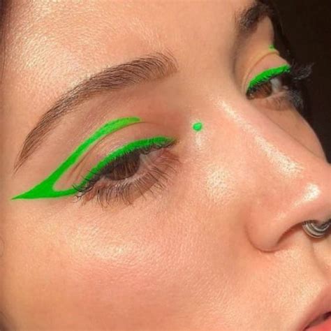 Graphic Eyeliner Tips Dos And Donts Of Applying The Graphic Eyeliner