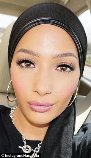 Muslim Beauty Blogger Unveiled As Covergirl S New Ambassador While Wearing Hijab Daily Mail Online